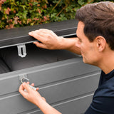 Olsen & Smith Gartenschuppen mit großem Fassungsvermögen, 680 l, mit Vorhängeschloss-Box, Kunststoffschuppen – wetterfest und zum Sitzen, mit Truhe in Holzoptik (680 l, anthrazit)